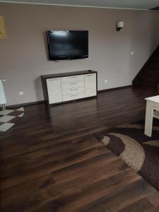 TV a/nebo společenská místnost v ubytování Zacisze 6