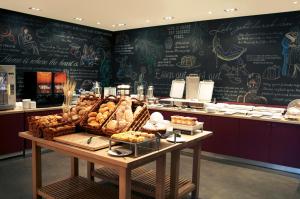 une boulangerie avec une table remplie de pain et de viennoiseries dans l'établissement pentahotel Vienna, à Vienne