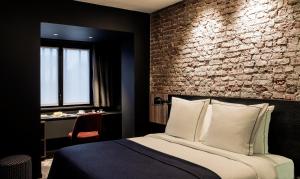 Postel nebo postele na pokoji v ubytování Hôtel Louvre-Lens - Esprit de France