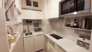 佩魯賈的住宿－Bilocale in via del Conventuccio，厨房配有白色橱柜和微波炉