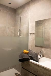 y baño con lavabo y espejo. en Typical Ardenne House de Luxe, en La-Roche-en-Ardenne