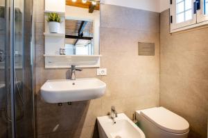 La salle de bains est pourvue d'un lavabo et de toilettes. dans l'établissement DELPOSTO Marina di Ragusa SR, à Marina di Ragusa