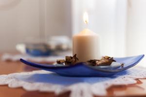 a candle and a blue plate with animals on it at Hotel Cardinal in Albacete