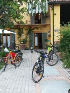 un grupo de bicicletas estacionadas frente a un edificio en L'Adele Bed & Breakfast, en Occimiano