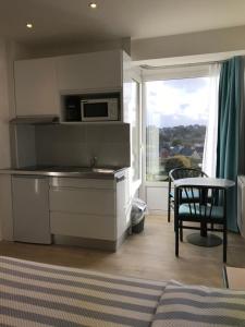 Cucina o angolo cottura di Studio piscine et vue mer