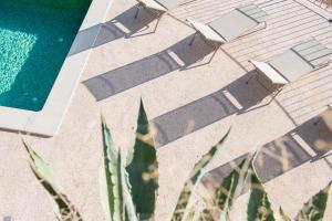 un grupo de sillas sentadas junto a una piscina en Raco de Soller en Sóller