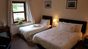 Rúm í herbergi á Corrib View Lodge