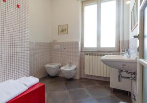 łazienka z toaletą i umywalką w obiekcie Mamma Ciccia Holiday Home - Confalonieri w mieście Mandello del Lario