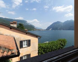 - une vue sur le lac depuis un bâtiment dans l'établissement Mamma Ciccia Holiday Home - Confalonieri, à Mandello del Lario