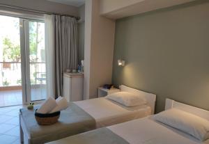 Pokój hotelowy z 2 łóżkami i balkonem w obiekcie Vasilis Studios w mieście Kiverion