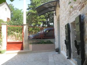 a gate to a house with a car in the background at Villa zita in Poreč
