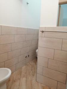 La salle de bains est pourvue de toilettes blanches et d'un lavabo. dans l'établissement Hotel Brennero, à Rimini