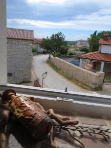 a statue of a crab sitting on a window sill at Villa zita in Poreč