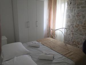 a bedroom with a bed with two towels on it at Villa zita in Poreč