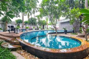 una piscina in mezzo a un cortile di Private Entire 8 BedRooms Garden Pool Villa With Kitchen & BBQ Facilities a Siem Reap