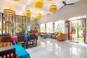 un ristorante con tavoli e sedie in una stanza di Private Entire 8 BedRooms Garden Pool Villa With Kitchen & BBQ Facilities a Siem Reap