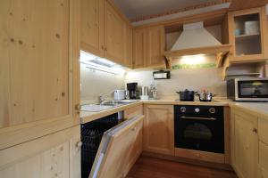 Kuchnia lub aneks kuchenny w obiekcie Family Apartment FUCHS Bad Kleinkirchheim