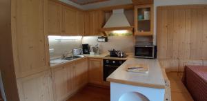 Kuchnia lub aneks kuchenny w obiekcie Family Apartment FUCHS Bad Kleinkirchheim