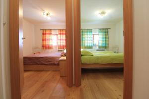 Łóżko lub łóżka w pokoju w obiekcie Family Apartment FUCHS Bad Kleinkirchheim