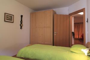 Łóżko lub łóżka w pokoju w obiekcie Family Apartment FUCHS Bad Kleinkirchheim
