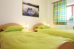 Łóżko lub łóżka w pokoju w obiekcie Family Apartment FUCHS Bad Kleinkirchheim