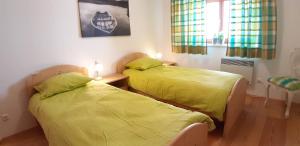 Łóżko lub łóżka w pokoju w obiekcie Family Apartment FUCHS Bad Kleinkirchheim