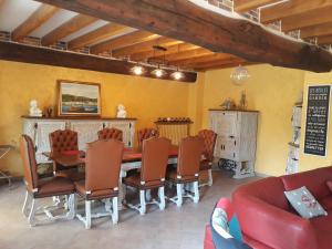 a dining room with a table and chairs at Atypiques Confitures, Chambres d'Hôtes in Couffy