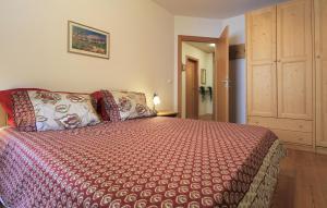 Łóżko lub łóżka w pokoju w obiekcie Family Apartment FUCHS Bad Kleinkirchheim