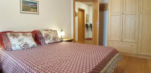 Łóżko lub łóżka w pokoju w obiekcie Family Apartment FUCHS Bad Kleinkirchheim