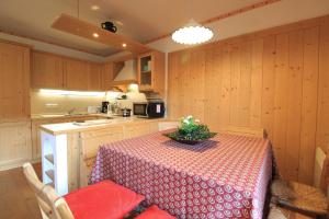 Kuchnia lub aneks kuchenny w obiekcie Family Apartment FUCHS Bad Kleinkirchheim
