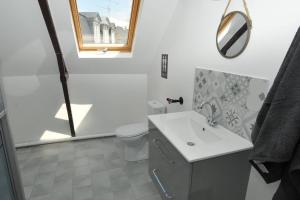 Koupelna v ubytování Vue sur les toits, 35m2 hyper centre Honfleur