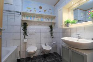 łazienka z umywalką, toaletą i wanną w obiekcie Family Apartment FUCHS Bad Kleinkirchheim w mieście Bad Kleinkirchheim