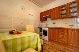 Kuchyň nebo kuchyňský kout v ubytování Apartmani Jurman