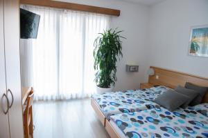 Rúm í herbergi á Garni Moderno