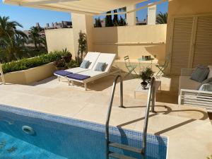 Bazén v ubytovaní Luxury Apartment Penthouse in Sotogrande Paseo del Mar alebo v jeho blízkosti
