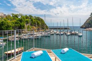 widok na marinę z łodziami na wodzie w obiekcie La finestra sul mare w mieście Procida