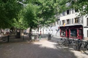 un grupo de bicicletas estacionadas frente a un edificio en R-Appartements La Petite Strasbourgeoise Hygge studio cosy centre-ville Strasbourg, en Estrasburgo