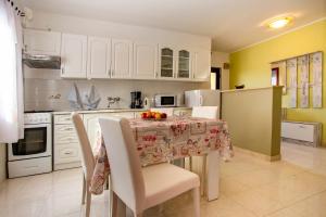 Kuchyň nebo kuchyňský kout v ubytování Apartmani Jurman