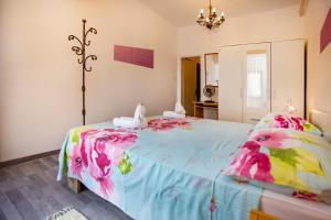 Postel nebo postele na pokoji v ubytování Apartmani Jurman + 37 fotografií