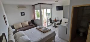 Apartments Lorenco في بريلا: غرفة معيشة مع أريكة وطاولة في غرفة