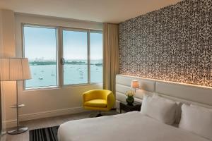 Postel nebo postele na pokoji v ubytování Mondrian South Beach
