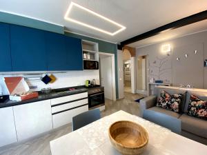 eine Küche und ein Wohnzimmer mit einem Tisch und einem Sofa in der Unterkunft In Borgo Apartment - Suite Livorno Holiday Home Group in Livorno