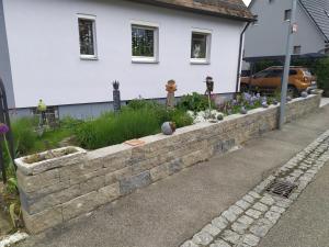 a retaining wall in front of a house at Kleine Auszeit in Beimerstetten