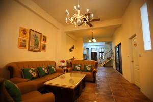 un soggiorno con divani e un lampadario di 影拾光民宿Shadow of Light B&B a Puli