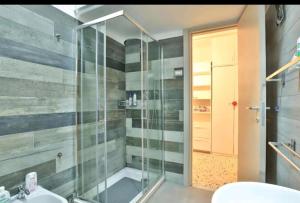 y baño con ducha y lavamanos. en Casa vacanza Arcangeli en Salerno