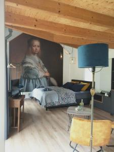 ein Wohnzimmer mit einem Bild einer Frau in der Unterkunft Hofstede 's Gravenhoek in Wissenkerke