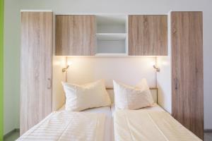 Postel nebo postele na pokoji v ubytování Apartments Mikanović