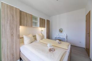 Postel nebo postele na pokoji v ubytování Apartments Mikanović