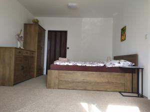 Schlafzimmer mit einem Bett und Holzschränken in der Unterkunft Apartmán Jan in Břeclav