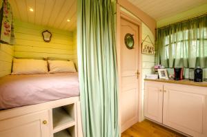 Ένα ή περισσότερα κρεβάτια σε δωμάτιο στο La Roulotte de La Villa des Chouettes